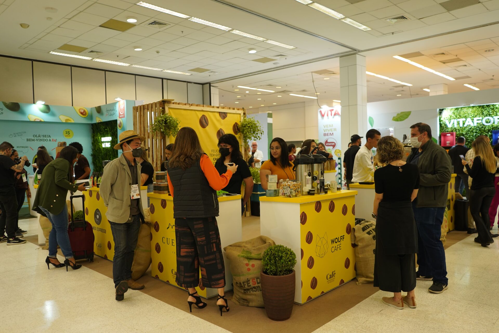 Imersão sensorial

Nos dois dias do evento, 9 produtores selecionados de cafés orgânicos, biodinâmicos, especiais e de agrofloresta expuseram seus produtos e contaram um pouco de sua história. Foi o momento perfeito para que nutricionistas, food designers, P&Ds e varejistas se apaixonassem (ainda mais) por esse sabor tão tipicamente brasileiro.

O Homenageado do ano de 2022 recebeu os produtores Amor Expresso, Aura Café, Colheita das Alegrias, Cuesta Café, Kento Café, Cafezoca, Coronel Café, Bello Grão e Wolf Café.